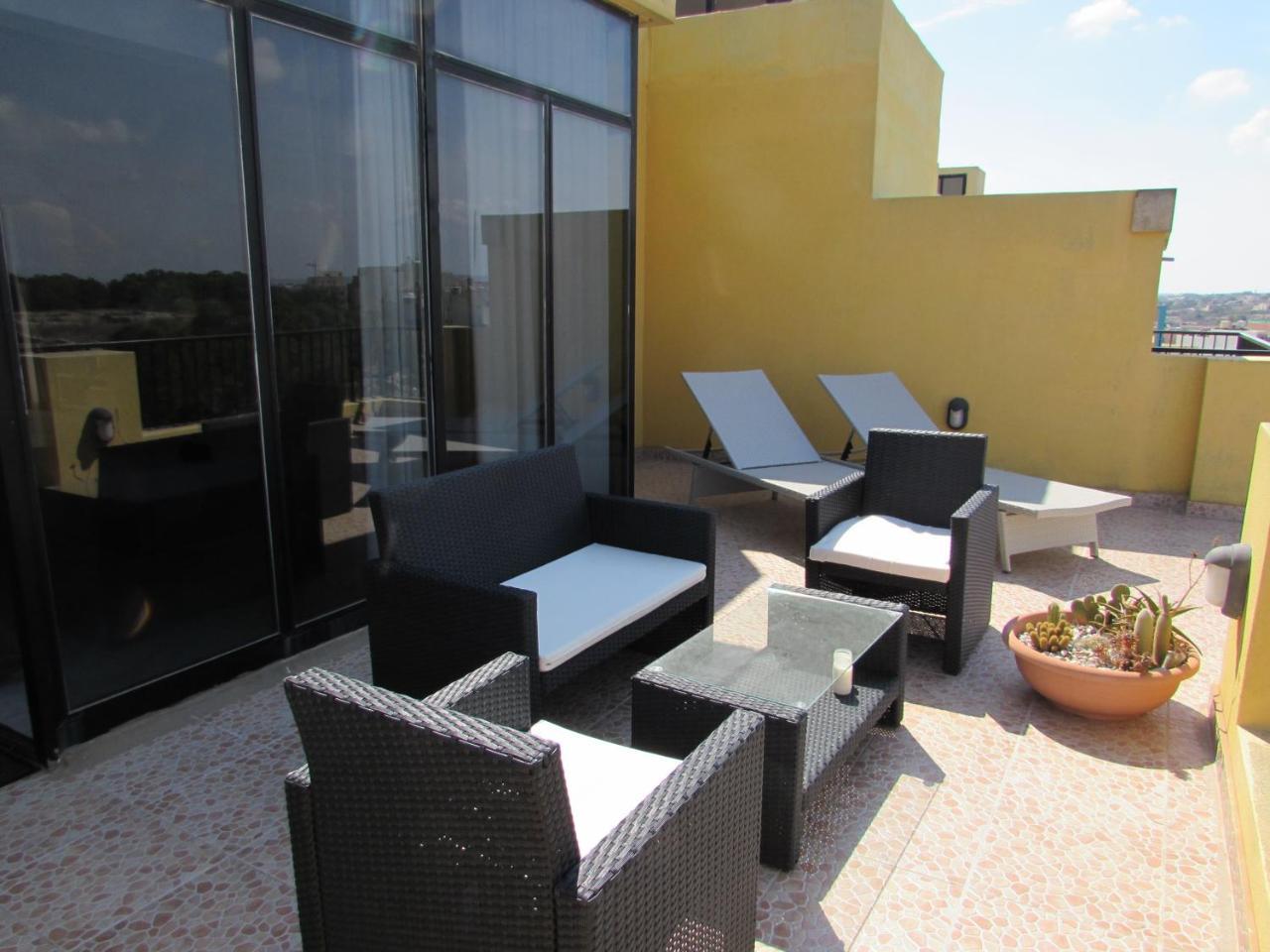 Appartement Panoramic Penthouse In Marsascala Which Enjoys Sea And Country Views à Marsaskala Extérieur photo
