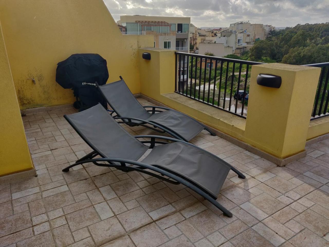 Appartement Panoramic Penthouse In Marsascala Which Enjoys Sea And Country Views à Marsaskala Extérieur photo