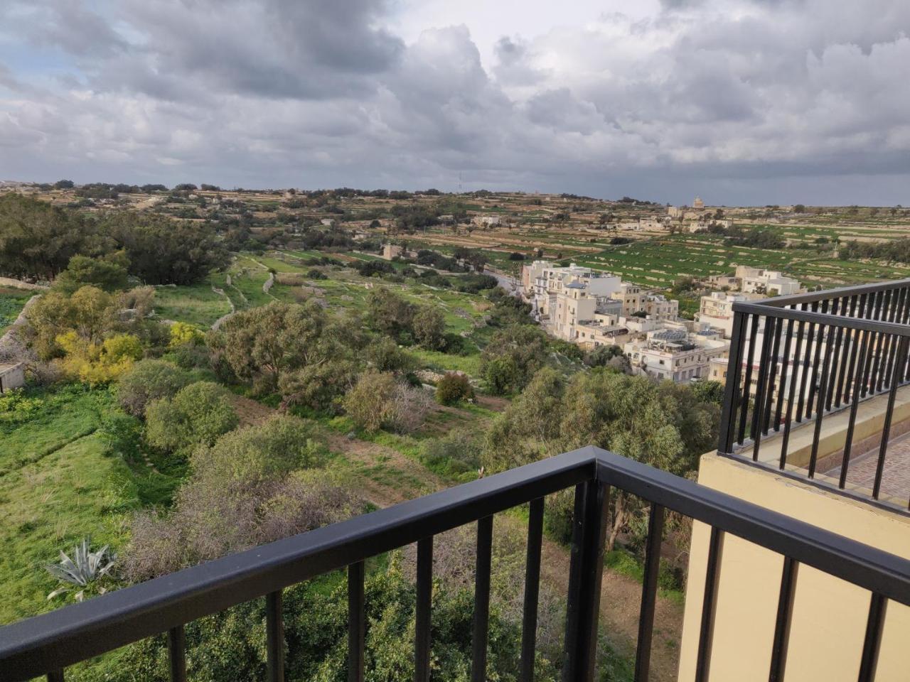 Appartement Panoramic Penthouse In Marsascala Which Enjoys Sea And Country Views à Marsaskala Extérieur photo