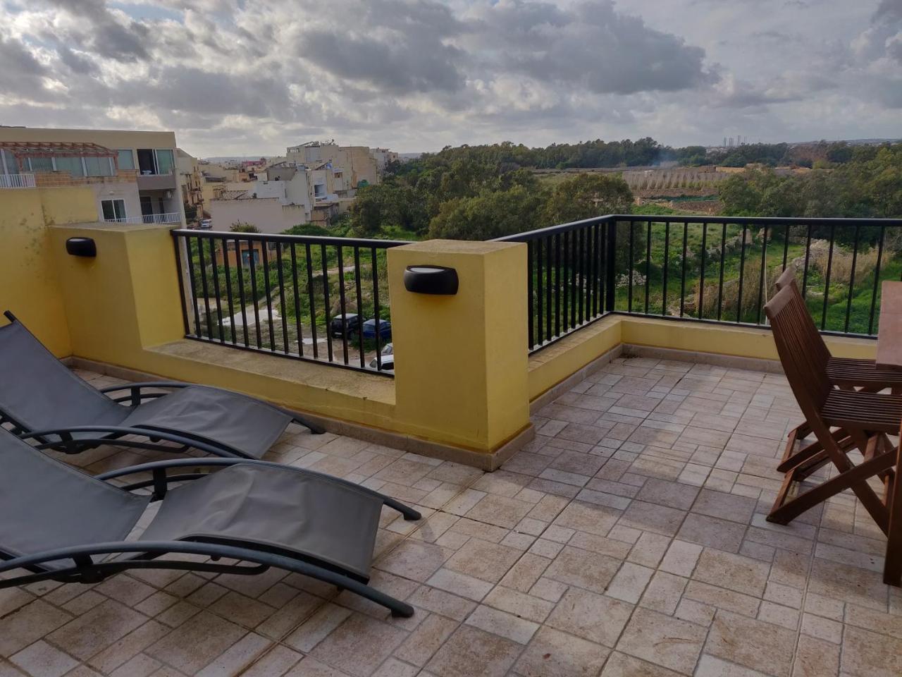 Appartement Panoramic Penthouse In Marsascala Which Enjoys Sea And Country Views à Marsaskala Extérieur photo