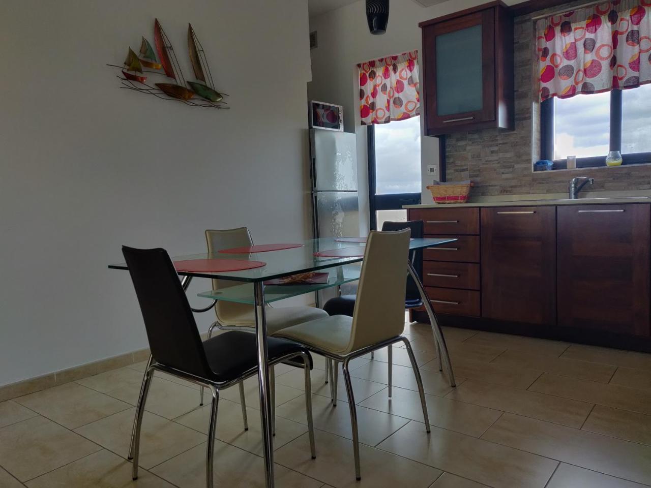 Appartement Panoramic Penthouse In Marsascala Which Enjoys Sea And Country Views à Marsaskala Extérieur photo