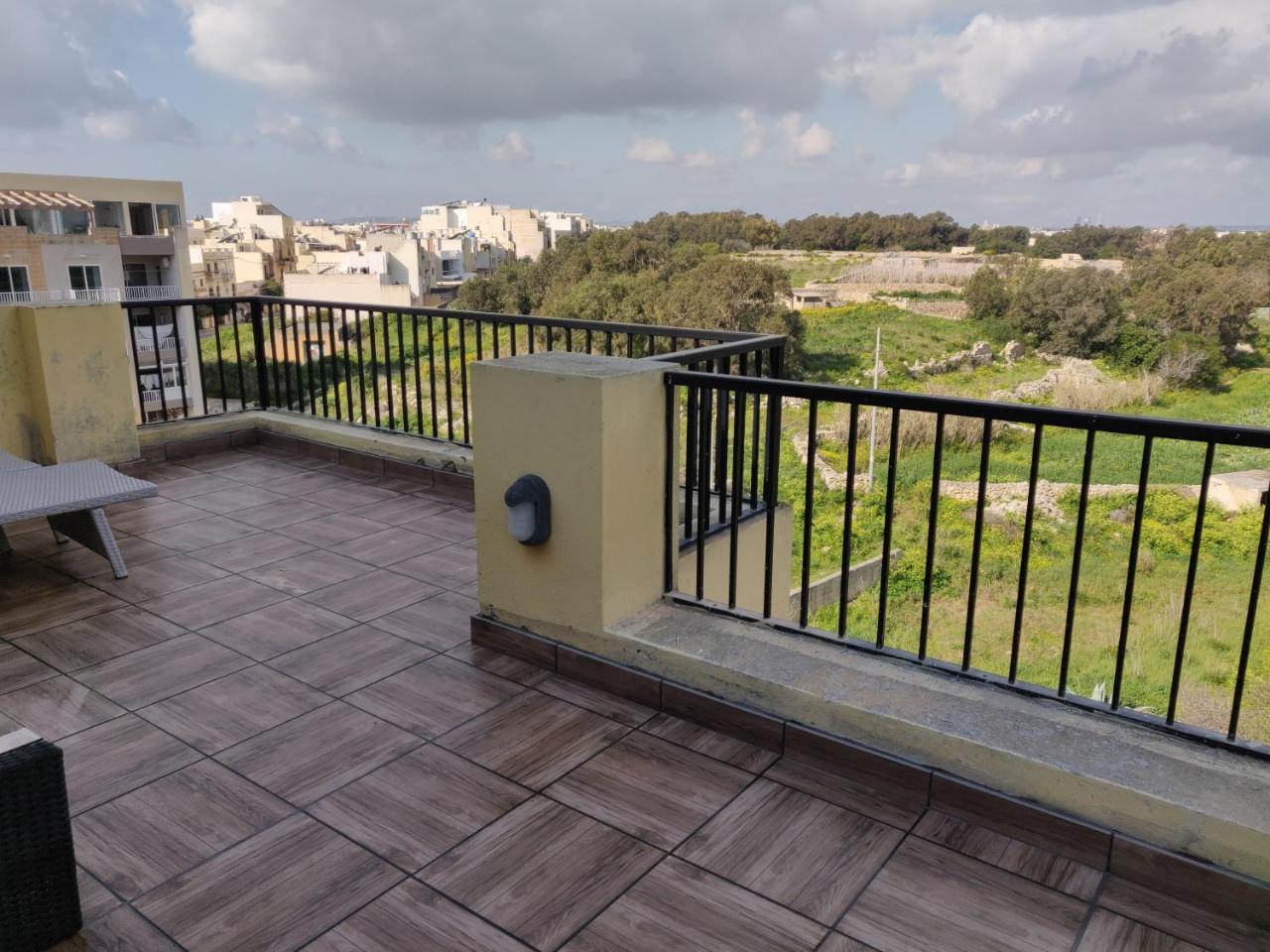 Appartement Panoramic Penthouse In Marsascala Which Enjoys Sea And Country Views à Marsaskala Extérieur photo